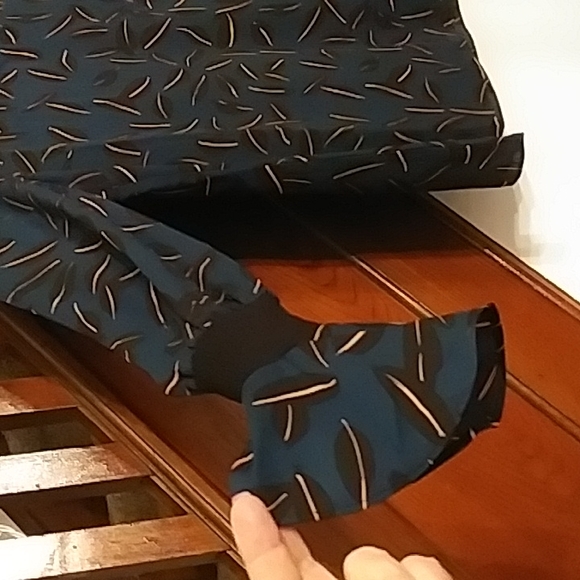 Cabi shadow leaf teal blouse - Picture 4 of 6